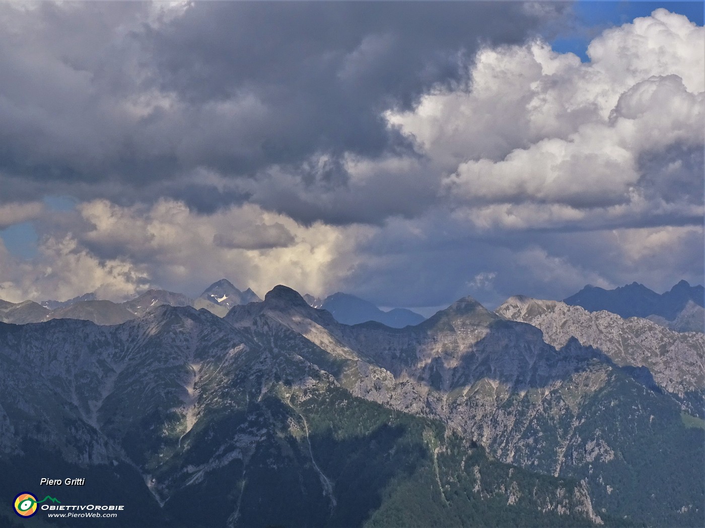 66 Alti cumuli sulle alte cime orobiche di Val Brembana.JPG